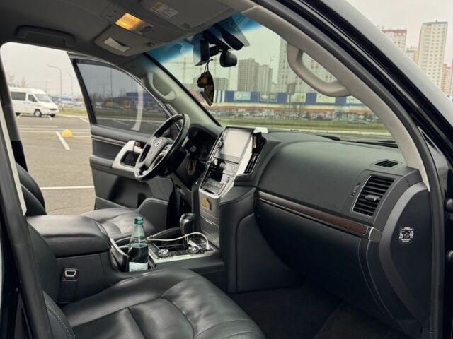 Черный Тойота Ленд Крузер 200, объемом двигателя 4.6 л и пробегом 115 тыс. км за 51900 $, фото 2 на Automoto.ua