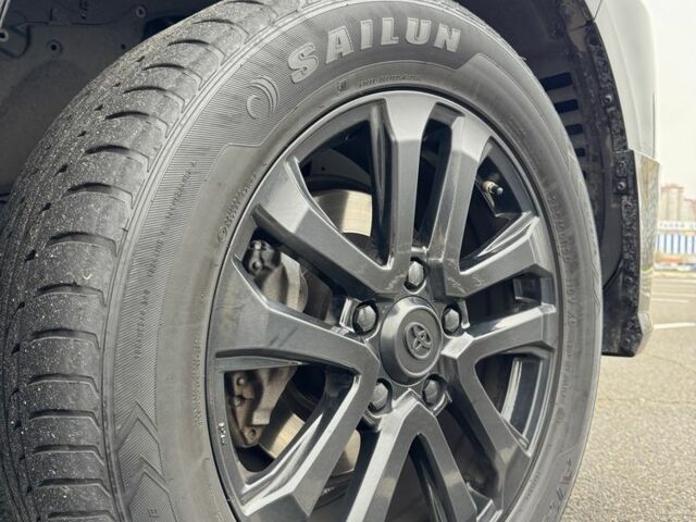 Черный Тойота Ленд Крузер 200, объемом двигателя 4.6 л и пробегом 115 тыс. км за 51900 $, фото 8 на Automoto.ua