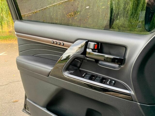 Черный Тойота Ленд Крузер 200, объемом двигателя 4.5 л и пробегом 190 тыс. км за 58888 $, фото 12 на Automoto.ua