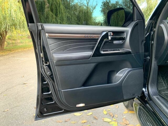 Черный Тойота Ленд Крузер 200, объемом двигателя 4.5 л и пробегом 190 тыс. км за 58888 $, фото 11 на Automoto.ua