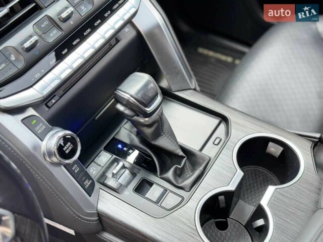 Черный Тойота Ленд Крузер 200, объемом двигателя 3.3 л и пробегом 154 тыс. км за 72990 $, фото 16 на Automoto.ua