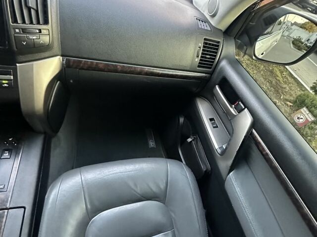 Серый Тойота Ленд Крузер 200, объемом двигателя 4.5 л и пробегом 340 тыс. км за 23000 $, фото 16 на Automoto.ua