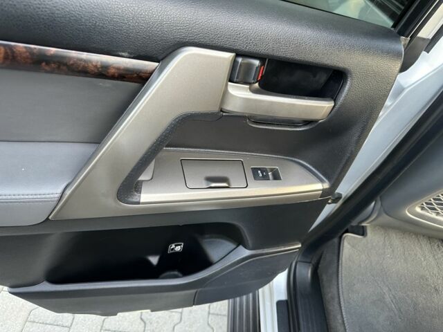 Серый Тойота Ленд Крузер 200, объемом двигателя 4.5 л и пробегом 340 тыс. км за 23000 $, фото 17 на Automoto.ua