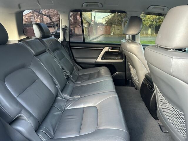 Серый Тойота Ленд Крузер 200, объемом двигателя 4.5 л и пробегом 340 тыс. км за 23000 $, фото 12 на Automoto.ua