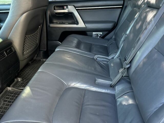 Серый Тойота Ленд Крузер 200, объемом двигателя 4.5 л и пробегом 330 тыс. км за 23900 $, фото 12 на Automoto.ua