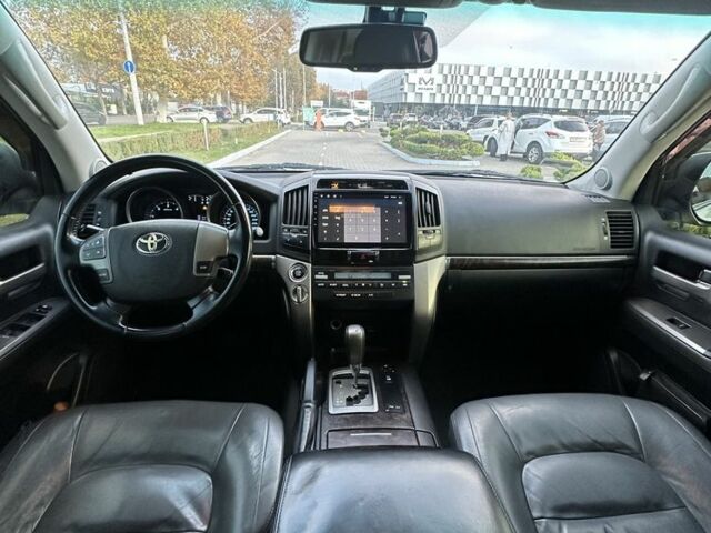 Серый Тойота Ленд Крузер 200, объемом двигателя 4.5 л и пробегом 340 тыс. км за 23000 $, фото 9 на Automoto.ua