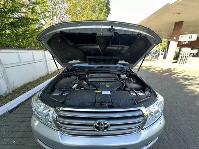 Серый Тойота Ленд Крузер 200, объемом двигателя 4.5 л и пробегом 330 тыс. км за 23900 $, фото 2 на Automoto.ua