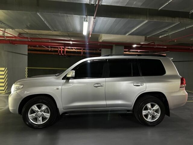 Серый Тойота Ленд Крузер 200, объемом двигателя 4.5 л и пробегом 330 тыс. км за 23900 $, фото 4 на Automoto.ua