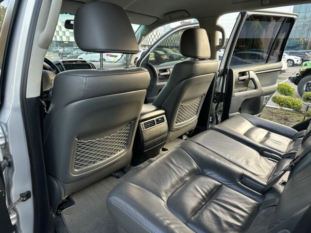 Серый Тойота Ленд Крузер 200, объемом двигателя 4.5 л и пробегом 340 тыс. км за 23000 $, фото 14 на Automoto.ua