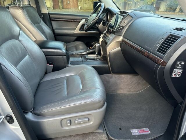 Серый Тойота Ленд Крузер 200, объемом двигателя 4.5 л и пробегом 340 тыс. км за 23000 $, фото 11 на Automoto.ua