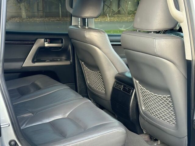 Серый Тойота Ленд Крузер 200, объемом двигателя 4.5 л и пробегом 340 тыс. км за 23000 $, фото 5 на Automoto.ua