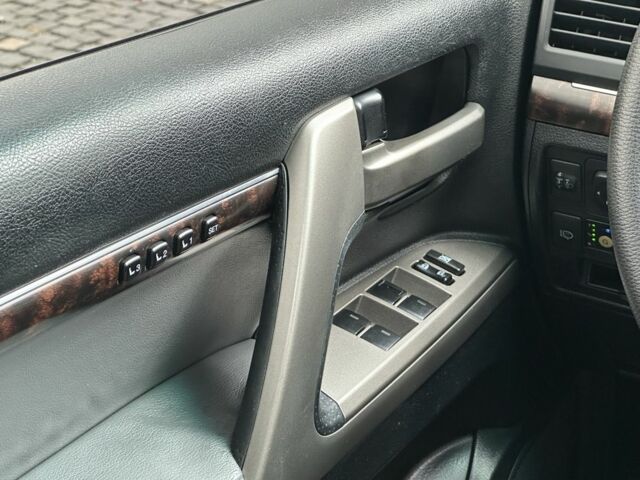 Серый Тойота Ленд Крузер 200, объемом двигателя 4.6 л и пробегом 213 тыс. км за 24000 $, фото 22 на Automoto.ua