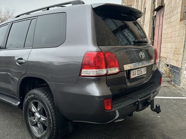 Сірий Тойота Ленд Крузер 200, об'ємом двигуна 5.7 л та пробігом 296 тис. км за 23400 $, фото 6 на Automoto.ua