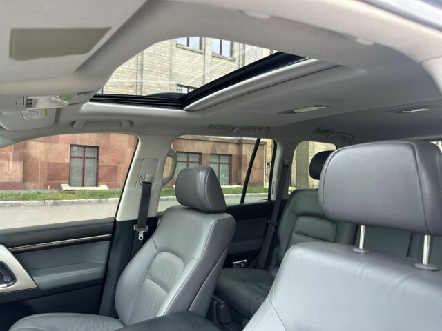 Серый Тойота Ленд Крузер 200, объемом двигателя 4.6 л и пробегом 213 тыс. км за 24000 $, фото 10 на Automoto.ua