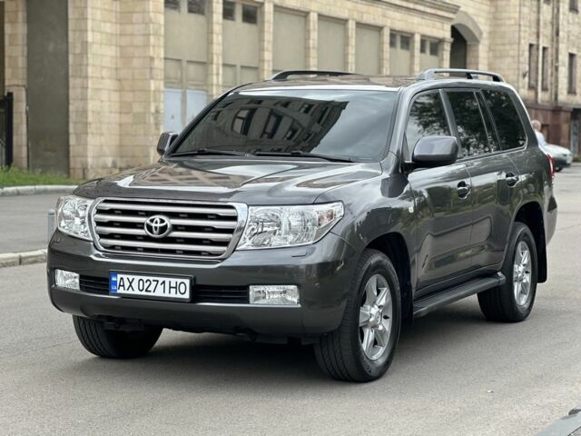Серый Тойота Ленд Крузер 200, объемом двигателя 4.6 л и пробегом 213 тыс. км за 24000 $, фото 1 на Automoto.ua
