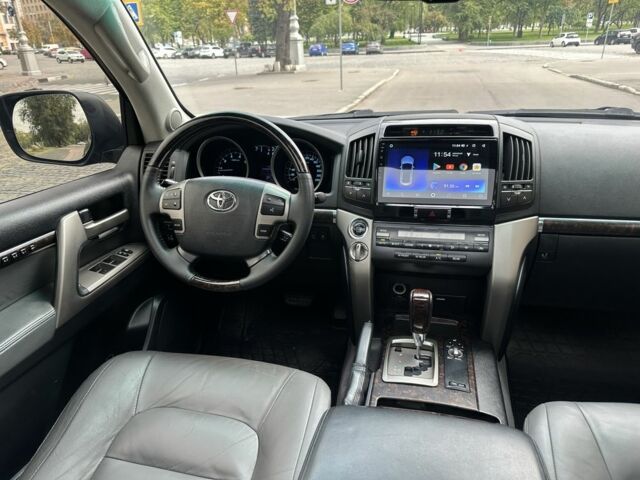 Серый Тойота Ленд Крузер 200, объемом двигателя 4.6 л и пробегом 213 тыс. км за 24000 $, фото 17 на Automoto.ua