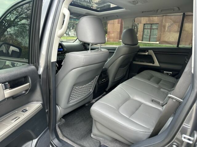 Серый Тойота Ленд Крузер 200, объемом двигателя 4.6 л и пробегом 213 тыс. км за 24000 $, фото 12 на Automoto.ua