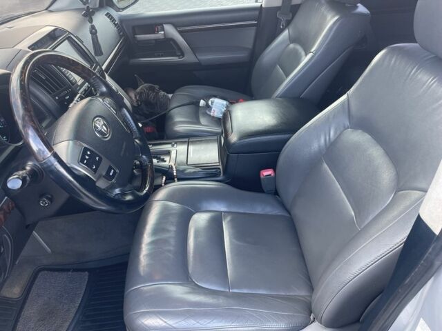 Серый Тойота Ленд Крузер 200, объемом двигателя 4.5 л и пробегом 104 тыс. км за 32000 $, фото 2 на Automoto.ua