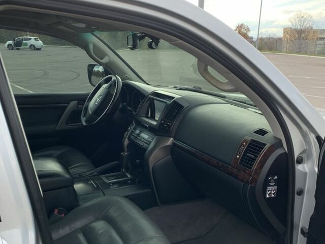 Серый Тойота Ленд Крузер 200, объемом двигателя 4.5 л и пробегом 205 тыс. км за 28000 $, фото 7 на Automoto.ua