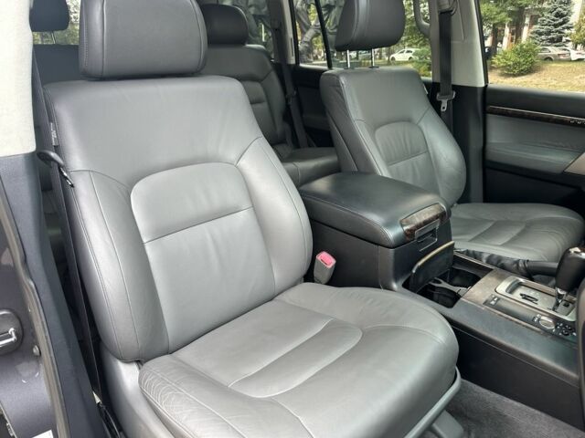 Серый Тойота Ленд Крузер 200, объемом двигателя 4.6 л и пробегом 213 тыс. км за 24000 $, фото 15 на Automoto.ua