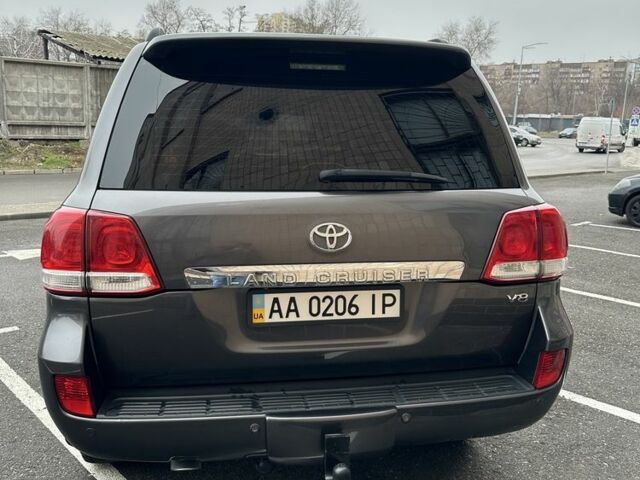Сірий Тойота Ленд Крузер 200, об'ємом двигуна 5.7 л та пробігом 296 тис. км за 23400 $, фото 5 на Automoto.ua
