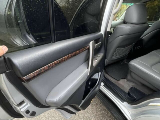 Серый Тойота Ленд Крузер 200, объемом двигателя 4.7 л и пробегом 222 тыс. км за 21500 $, фото 23 на Automoto.ua