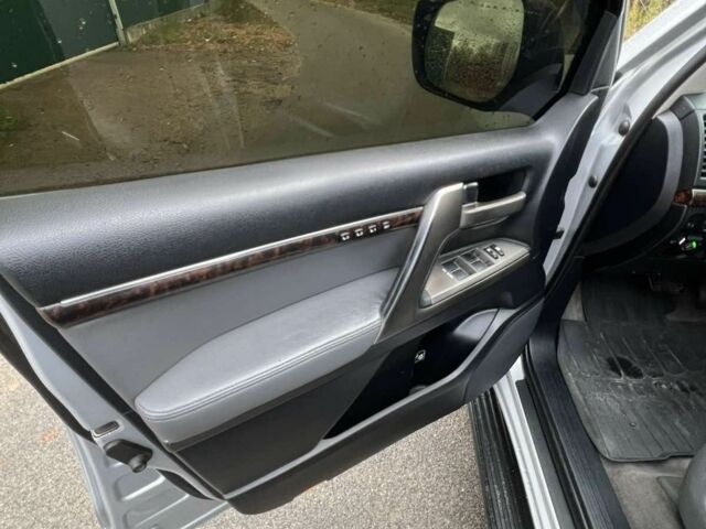 Серый Тойота Ленд Крузер 200, объемом двигателя 4.7 л и пробегом 222 тыс. км за 21500 $, фото 12 на Automoto.ua