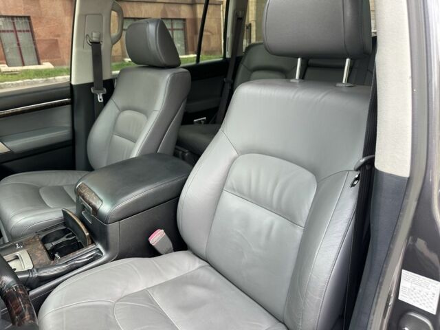 Серый Тойота Ленд Крузер 200, объемом двигателя 4.6 л и пробегом 213 тыс. км за 24000 $, фото 9 на Automoto.ua