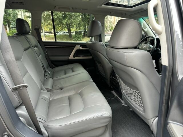 Серый Тойота Ленд Крузер 200, объемом двигателя 4.6 л и пробегом 213 тыс. км за 24000 $, фото 13 на Automoto.ua