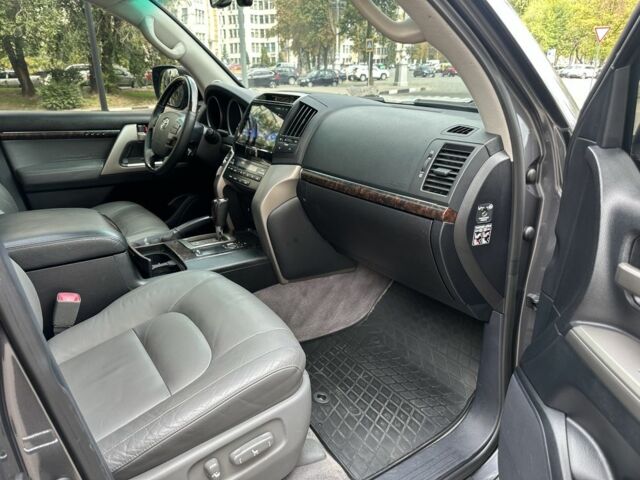 Серый Тойота Ленд Крузер 200, объемом двигателя 4.6 л и пробегом 213 тыс. км за 24000 $, фото 14 на Automoto.ua