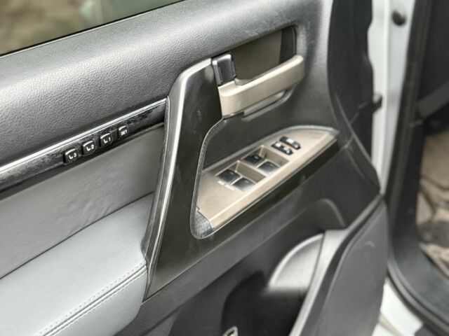 Сірий Тойота Ленд Крузер 200, об'ємом двигуна 4.5 л та пробігом 298 тис. км за 24200 $, фото 5 на Automoto.ua