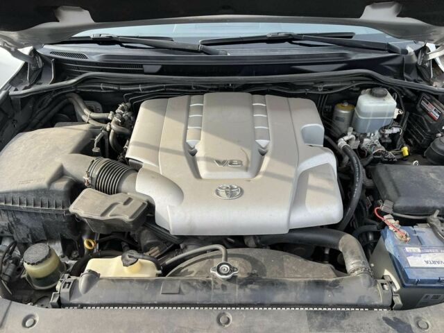 Серый Тойота Ленд Крузер 200, объемом двигателя 4.7 л и пробегом 222 тыс. км за 21500 $, фото 20 на Automoto.ua