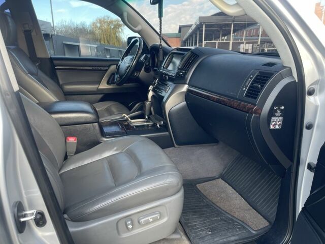 Серый Тойота Ленд Крузер 200, объемом двигателя 4.5 л и пробегом 104 тыс. км за 32000 $, фото 7 на Automoto.ua