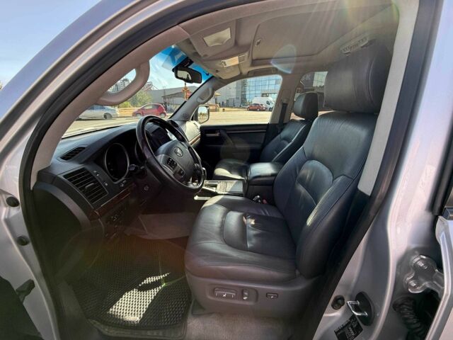 Серый Тойота Ленд Крузер 200, объемом двигателя 4.5 л и пробегом 193 тыс. км за 24900 $, фото 17 на Automoto.ua