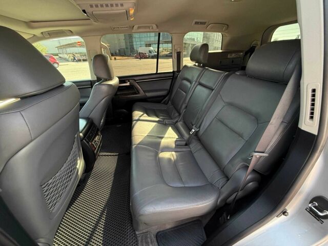 Серый Тойота Ленд Крузер 200, объемом двигателя 4.5 л и пробегом 193 тыс. км за 24900 $, фото 18 на Automoto.ua