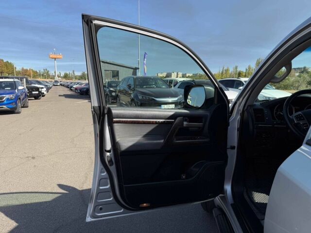 Серый Тойота Ленд Крузер 200, объемом двигателя 4.5 л и пробегом 193 тыс. км за 24900 $, фото 19 на Automoto.ua