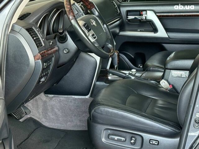 Серый Тойота Ленд Крузер 200, объемом двигателя 4.5 л и пробегом 235 тыс. км за 28940 $, фото 13 на Automoto.ua
