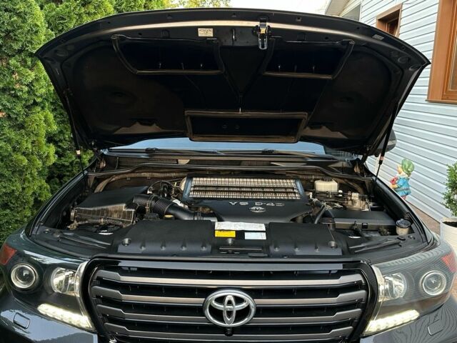 Серый Тойота Ленд Крузер 200, объемом двигателя 4.5 л и пробегом 209 тыс. км за 30000 $, фото 2 на Automoto.ua