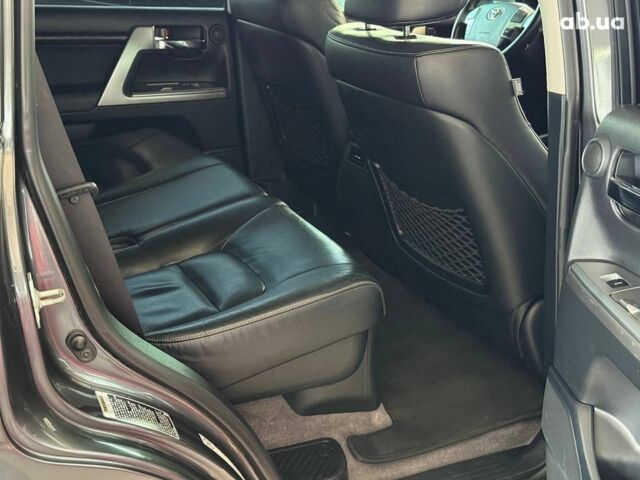 Серый Тойота Ленд Крузер 200, объемом двигателя 4.5 л и пробегом 235 тыс. км за 28940 $, фото 23 на Automoto.ua