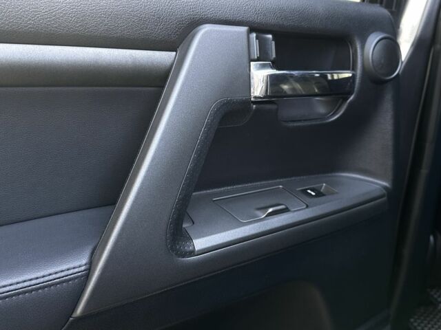 Серый Тойота Ленд Крузер 200, объемом двигателя 4.5 л и пробегом 209 тыс. км за 30000 $, фото 17 на Automoto.ua