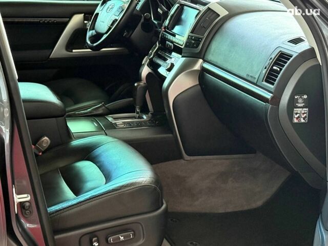 Серый Тойота Ленд Крузер 200, объемом двигателя 4.5 л и пробегом 235 тыс. км за 28940 $, фото 24 на Automoto.ua