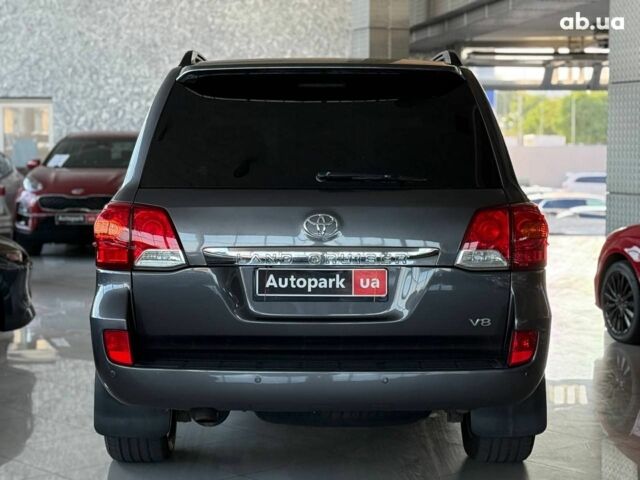 Серый Тойота Ленд Крузер 200, объемом двигателя 4.5 л и пробегом 235 тыс. км за 28940 $, фото 6 на Automoto.ua