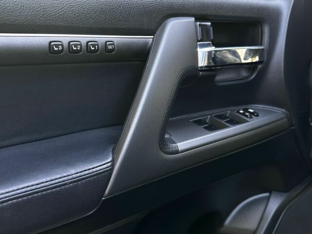 Серый Тойота Ленд Крузер 200, объемом двигателя 4.5 л и пробегом 209 тыс. км за 30000 $, фото 16 на Automoto.ua