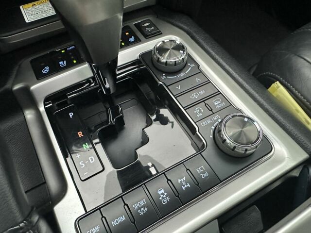 Серый Тойота Ленд Крузер 200, объемом двигателя 4.5 л и пробегом 170 тыс. км за 55000 $, фото 6 на Automoto.ua