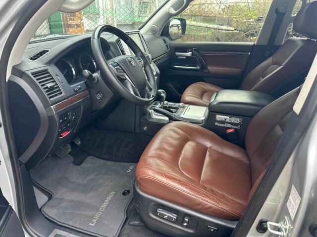 Серый Тойота Ленд Крузер 200, объемом двигателя 4.5 л и пробегом 132 тыс. км за 58000 $, фото 11 на Automoto.ua