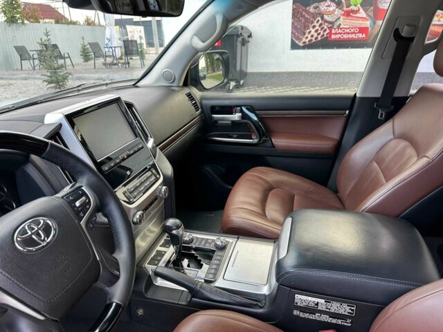 Серый Тойота Ленд Крузер 200, объемом двигателя 4.5 л и пробегом 132 тыс. км за 58000 $, фото 18 на Automoto.ua