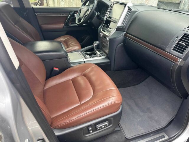 Серый Тойота Ленд Крузер 200, объемом двигателя 4.5 л и пробегом 132 тыс. км за 58000 $, фото 16 на Automoto.ua