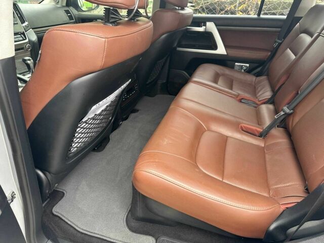 Серый Тойота Ленд Крузер 200, объемом двигателя 4.5 л и пробегом 132 тыс. км за 49900 $, фото 14 на Automoto.ua