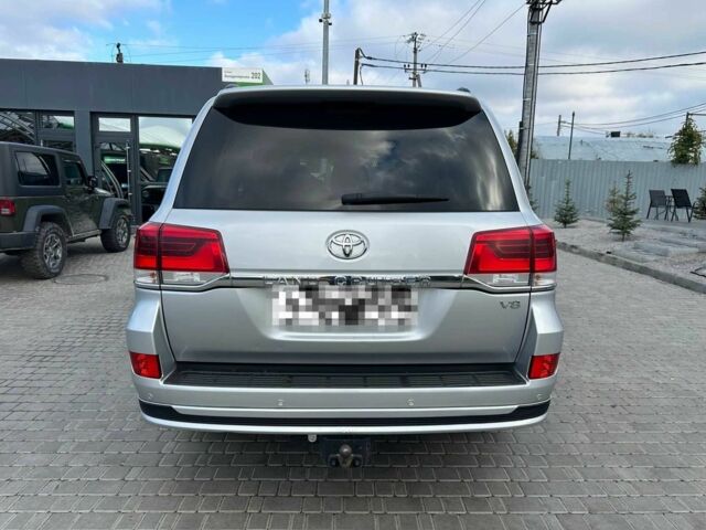 Серый Тойота Ленд Крузер 200, объемом двигателя 4.5 л и пробегом 132 тыс. км за 49900 $, фото 3 на Automoto.ua