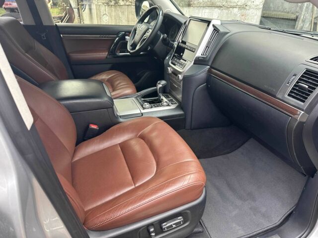 Серый Тойота Ленд Крузер 200, объемом двигателя 4.5 л и пробегом 132 тыс. км за 49900 $, фото 15 на Automoto.ua